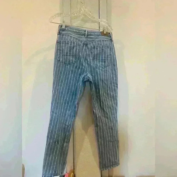NWOT AMERICAN EAGLE MOM JEAN BLUE STRIPES SZ 4 - Picture 3 of 7